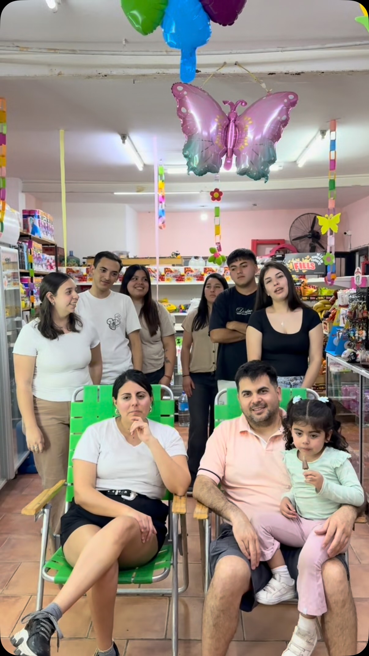 Miniatura del reel de Almacén La Paz con su equipo en el local